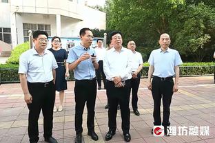 都不容易啊？库里振臂怒吼庆祝胜利 “致敬”终结18连败的文班